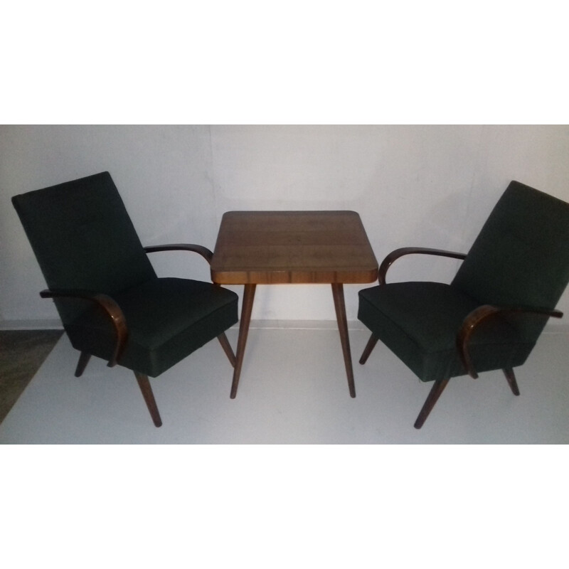 Ensemble de 2 fauteuils vintage et table par Jindřich Halabala en tissu vert et chêne