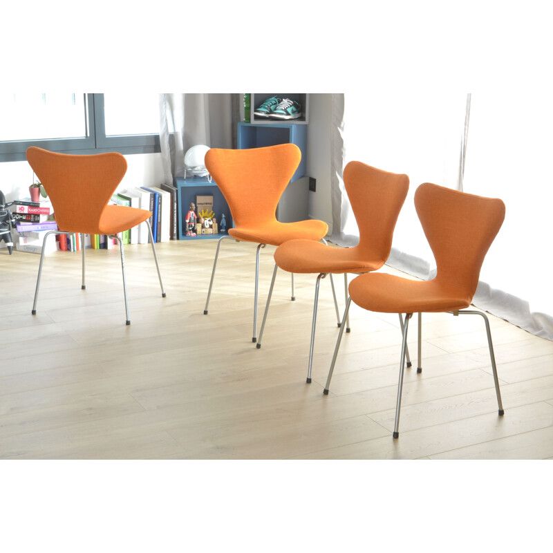 Ensemble de 4 chaises vintage Série 7 pour Fritz Hansen en tissu orange et métal