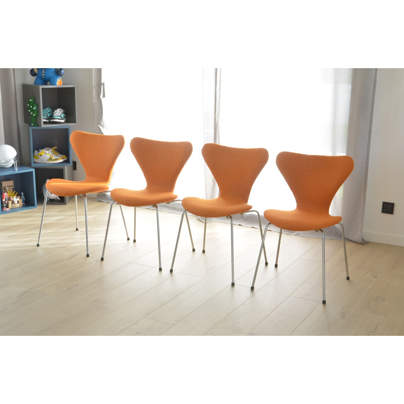 Ensemble de 4 chaises vintage Série 7 pour Fritz Hansen en tissu orange et métal