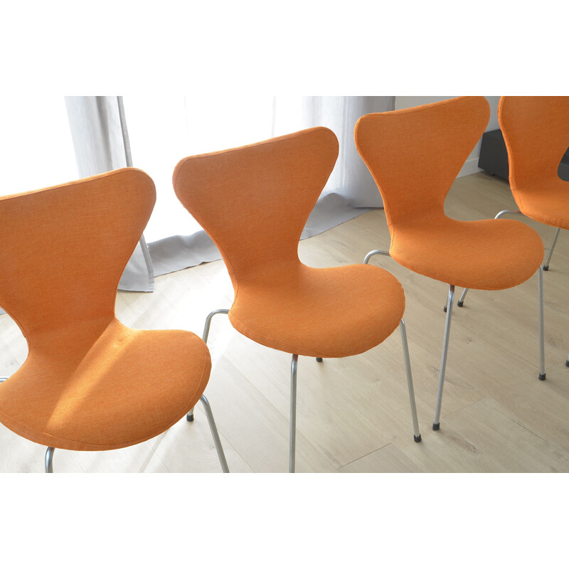 Set of 4 vintage chairs series 7 for Fritz Hansen in orange fabric and metal