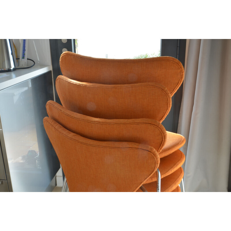 Ensemble de 4 chaises vintage Série 7 pour Fritz Hansen en tissu orange et métal