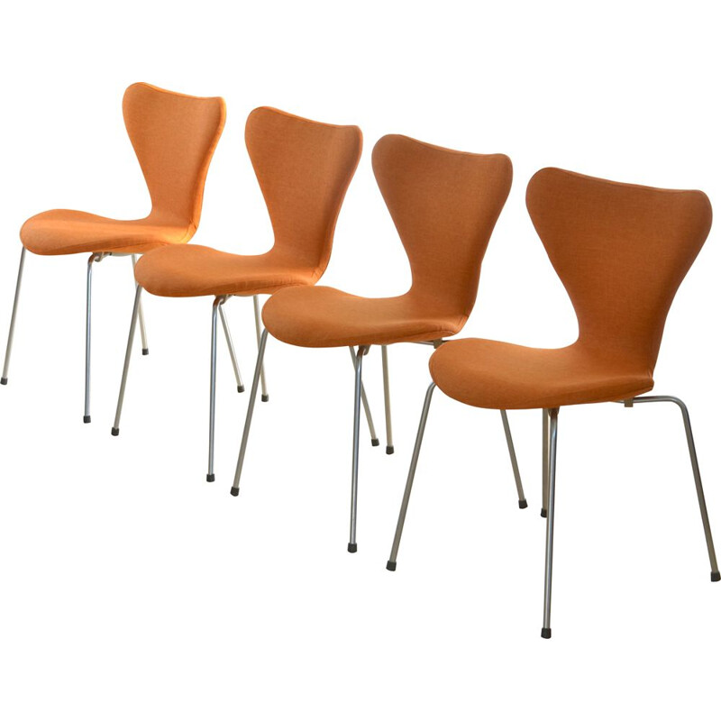 Set of 4 vintage chairs series 7 for Fritz Hansen in orange fabric and metal