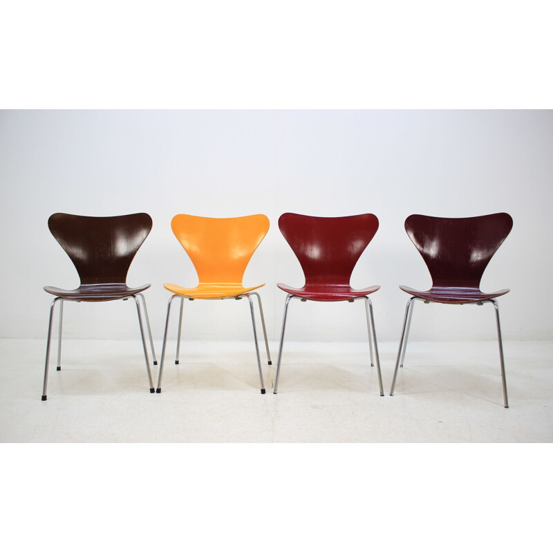 Set of 4 vintage Series 7 chairs for Fritz Hansen in wood and metal