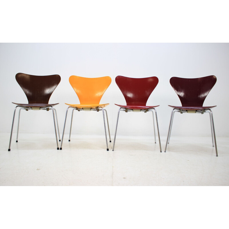 Set of 4 vintage Series 7 chairs for Fritz Hansen in wood and metal