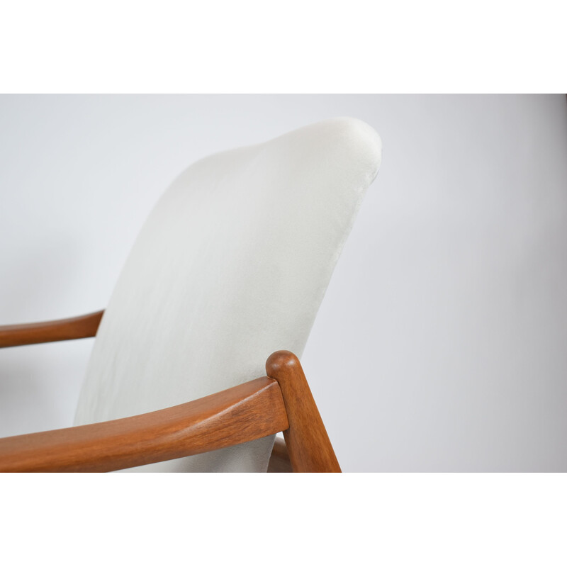 Vintage Wroclaw Chair in cream velvet