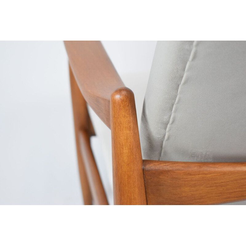 Vintage Wroclaw Chair in cream velvet