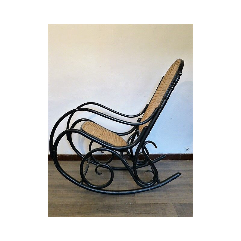 Schwarzer Schaukelstuhl aus Holz Sitzfläche Rohrgeflecht 1960