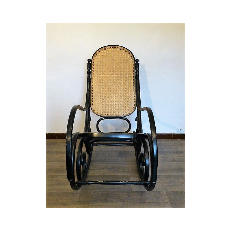 Silla mecedora de madera negra con asiento de caña 1960