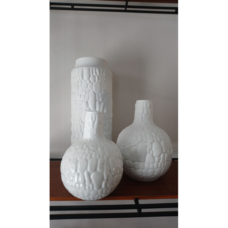 Trio de vases blancs en porcelaine allemande par Kaiser 1960