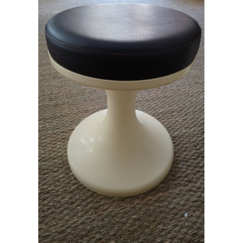 Taburete vintage de plástico crema con asiento marrón