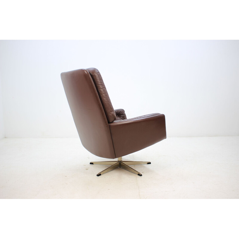 Danish swiveling armchair in brown leather