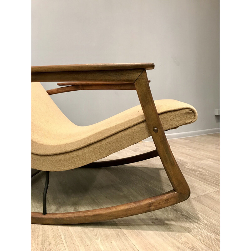 Rocking chair beige en bois courbé