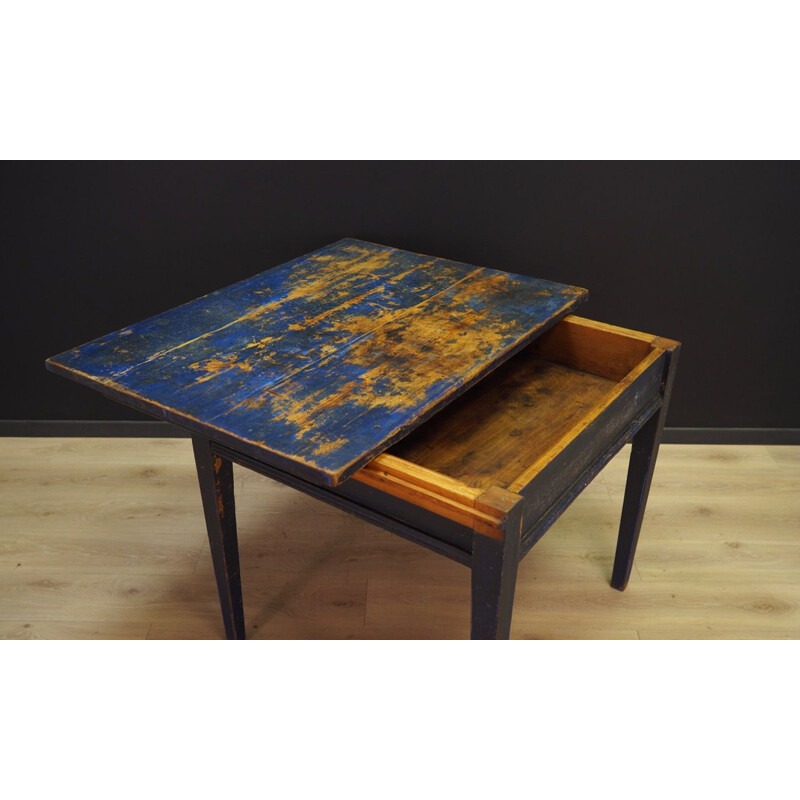 Table danoise vintage avec plateau bleu