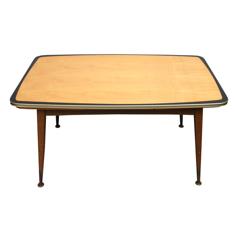 Extendable coffee table in maple