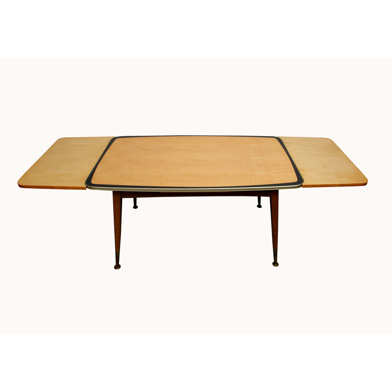 Extendable coffee table in maple
