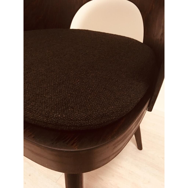 Série de 4 chaises vintage pour TON en tissu brun et noyer 1950