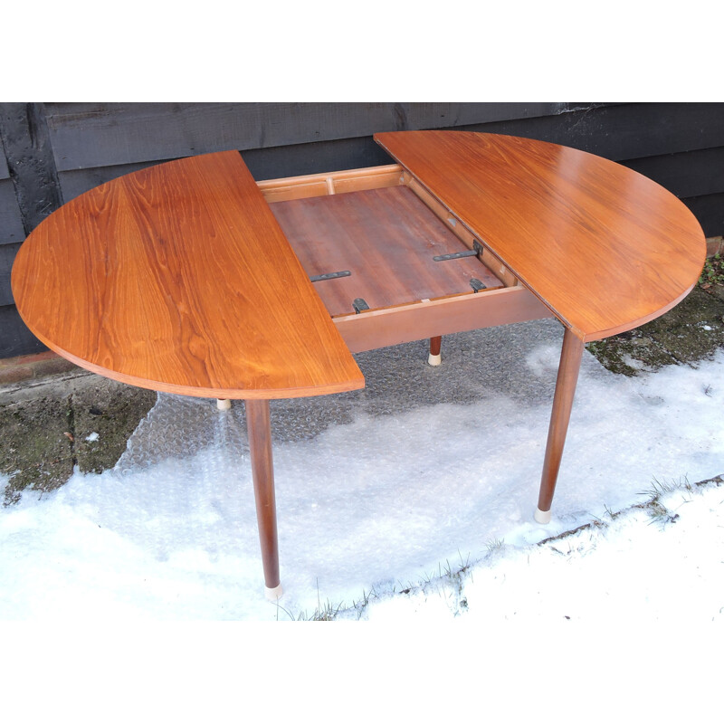 Extendable dining table in teak