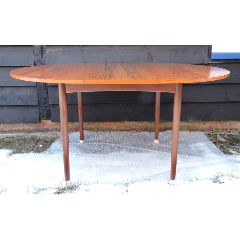 Extendable dining table in teak