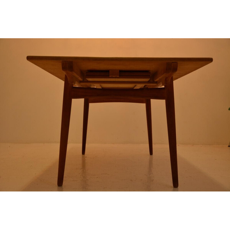 Dining table in oak by Hans J. Wegner