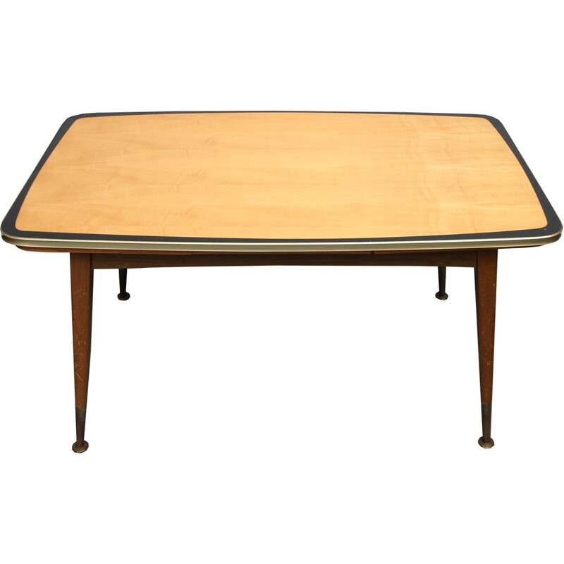 Extendable coffee table in maple