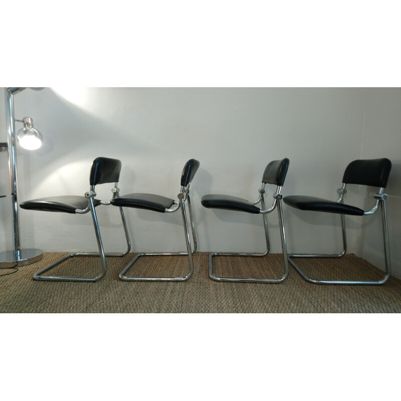 Suite de 4 chaises vintage en skai noir et chrome 1970