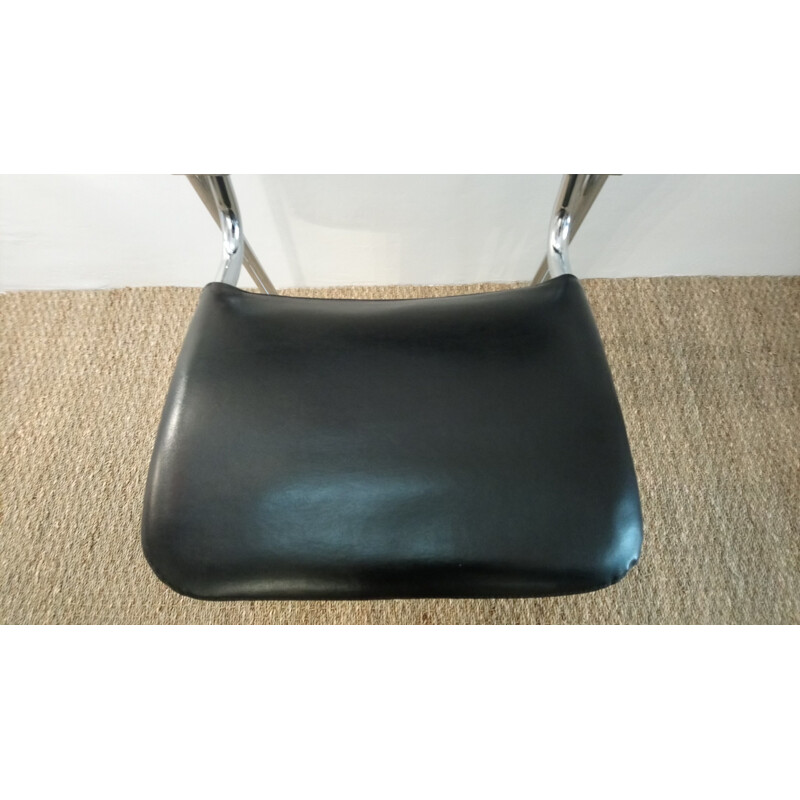 Suite de 4 chaises vintage en skai noir et chrome 1970