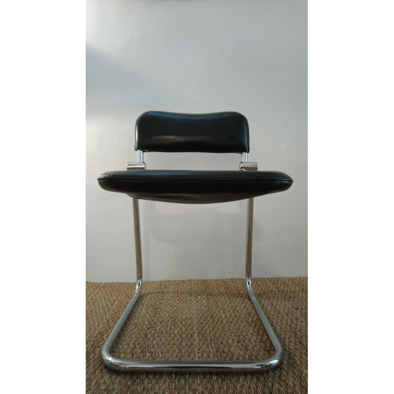 Suite de 4 chaises vintage en skai noir et chrome 1970