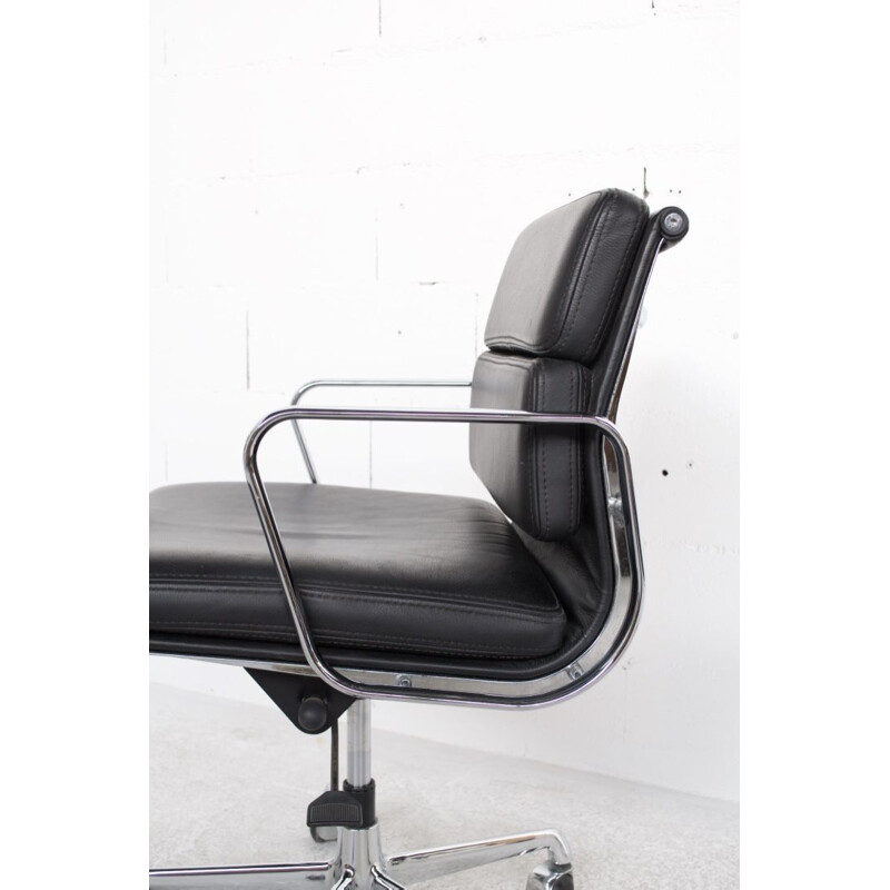 Suite de 2 fauteuils vintage modèle Soft Pad EA 217 par Charles Eames Vitra