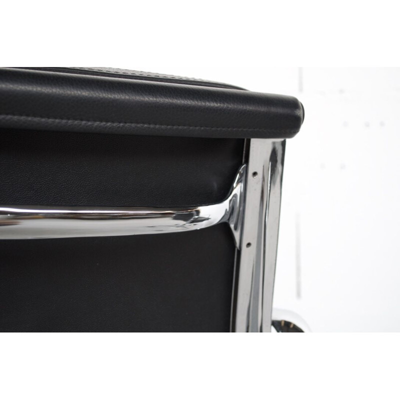 Suite de 2 fauteuils vintage modèle Soft Pad EA 217 par Charles Eames Vitra