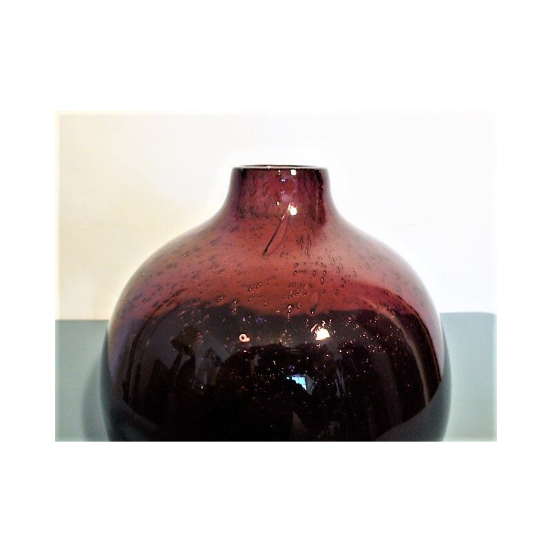 Vaso vintage in vetro soffiato viola, Francia 1960