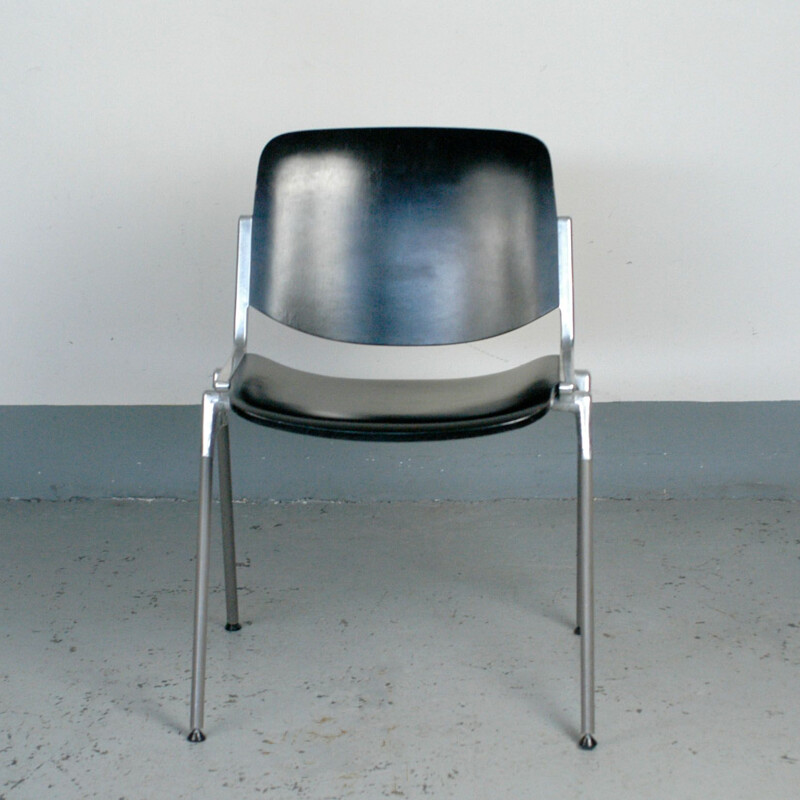 Ensemble de 6 chaises vintage DSC 106 noires en bois et aluminium 1960
