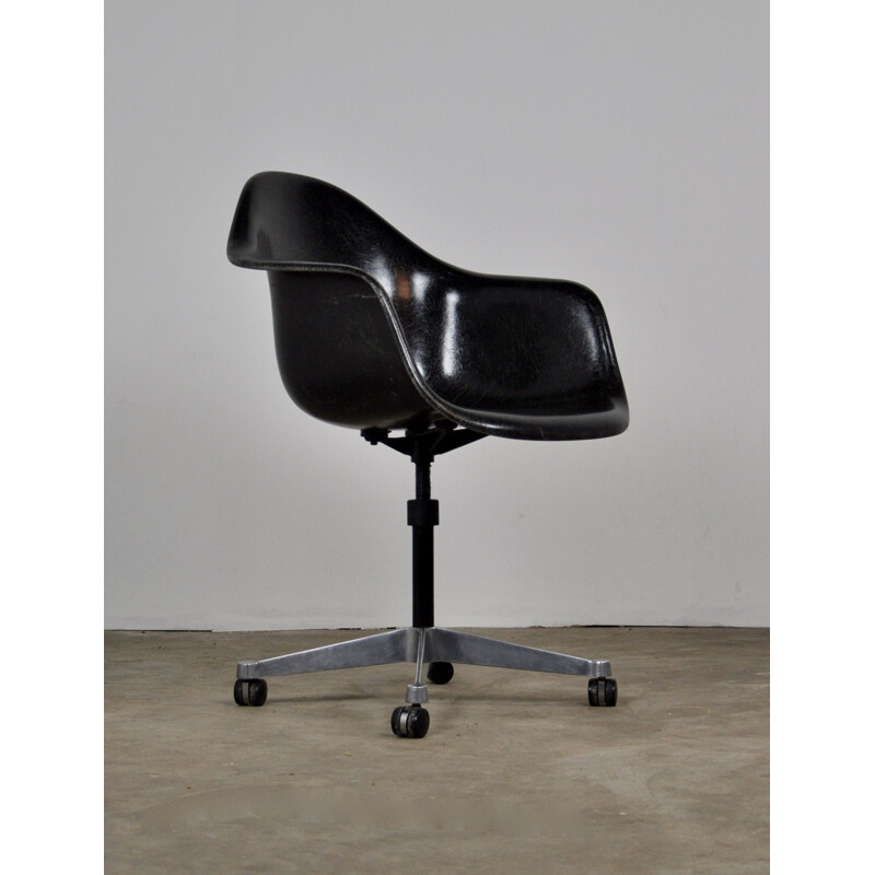 Vintage black armchair for Herman Miller in fiberglass and metal