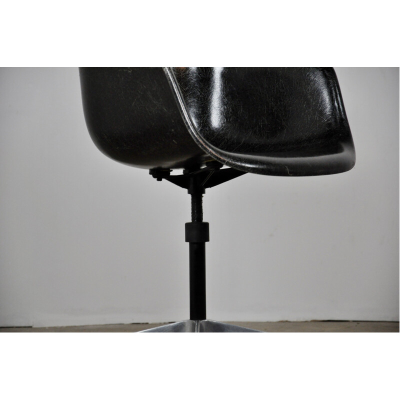 Vintage black armchair for Herman Miller in fiberglass and metal