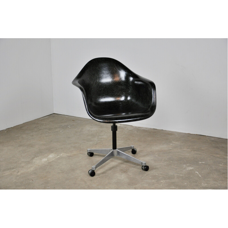 Vintage black armchair for Herman Miller in fiberglass and metal