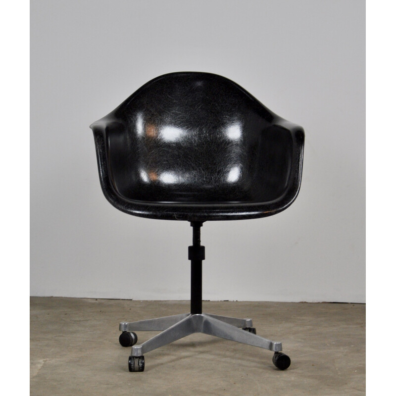 Vintage black armchair for Herman Miller in fiberglass and metal