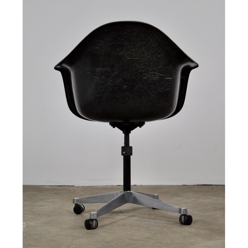 Vintage black armchair for Herman Miller in fiberglass and metal