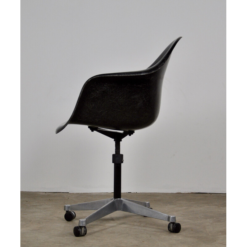 Vintage black armchair for Herman Miller in fiberglass and metal