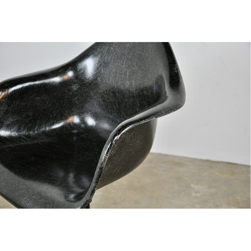 Fauteuil vintage noir pour Herman Miller en fibre de verre et métal