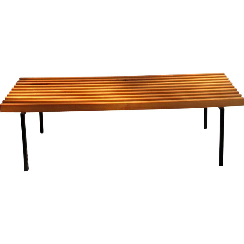 Banc vintage en bois et base en métal noir laqué