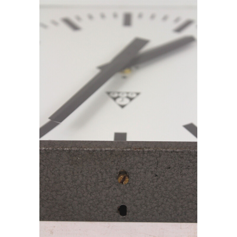 Horloge vintage industrielle pour Pragotron en métal gris 1970