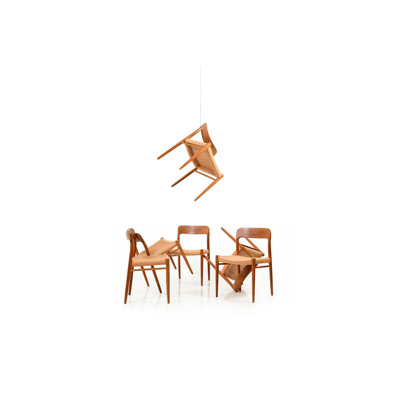 Suite de 6 chaises en teck par Niels O. Moller
