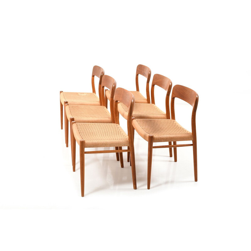 Suite de 6 chaises en teck par Niels O. Moller