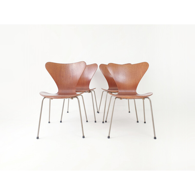 Suite vintage de 4 chaises à repas par Arne Jacobsen