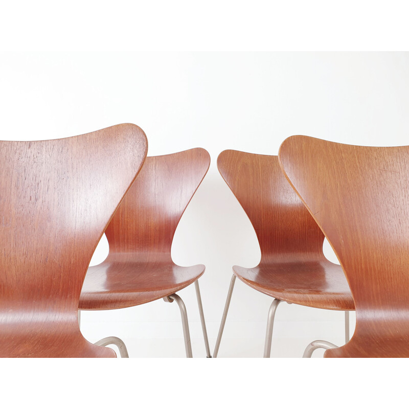 Vintage Set of 4 dining chairs Series 7 by Arne JACOBSEN - 1955