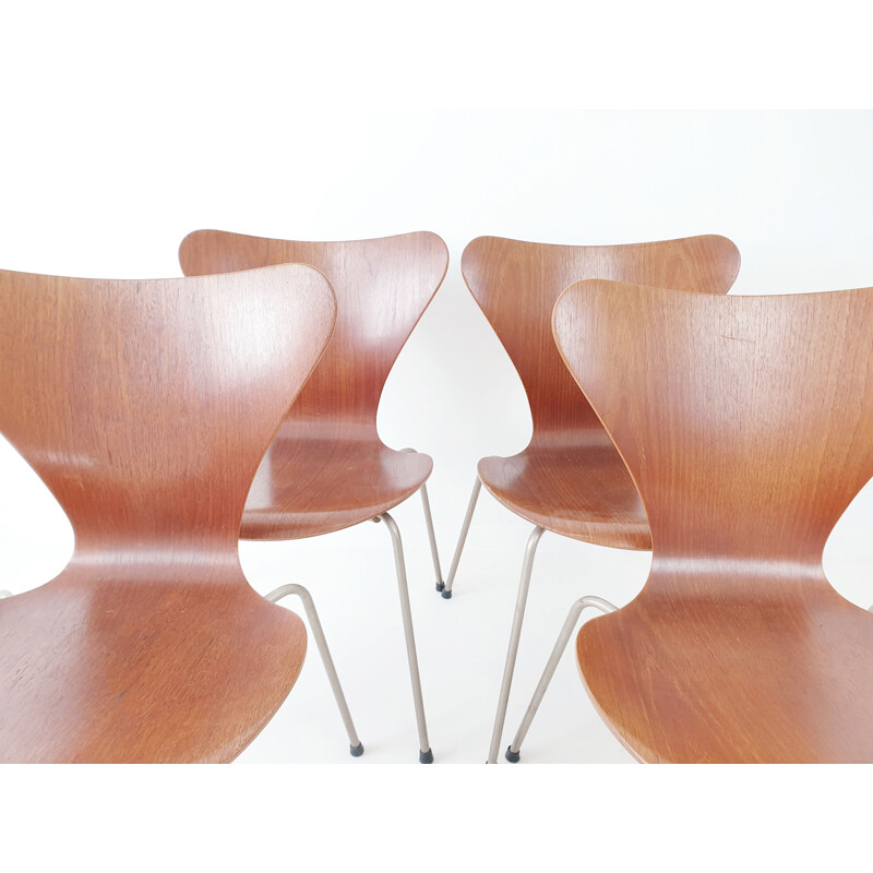 Suite vintage de 4 chaises à repas par Arne Jacobsen
