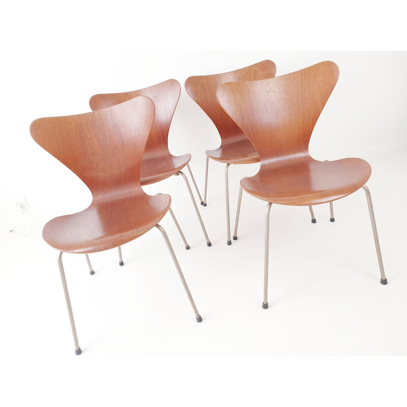 Vintage Set of 4 dining chairs Series 7 by Arne JACOBSEN - 1955