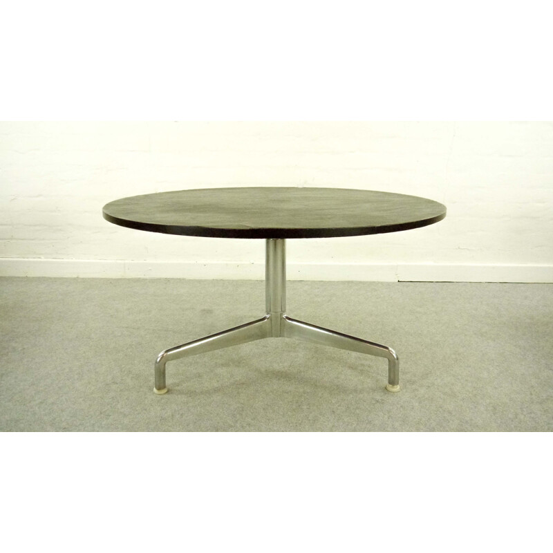 Round coffee table in aluminum with tripod base