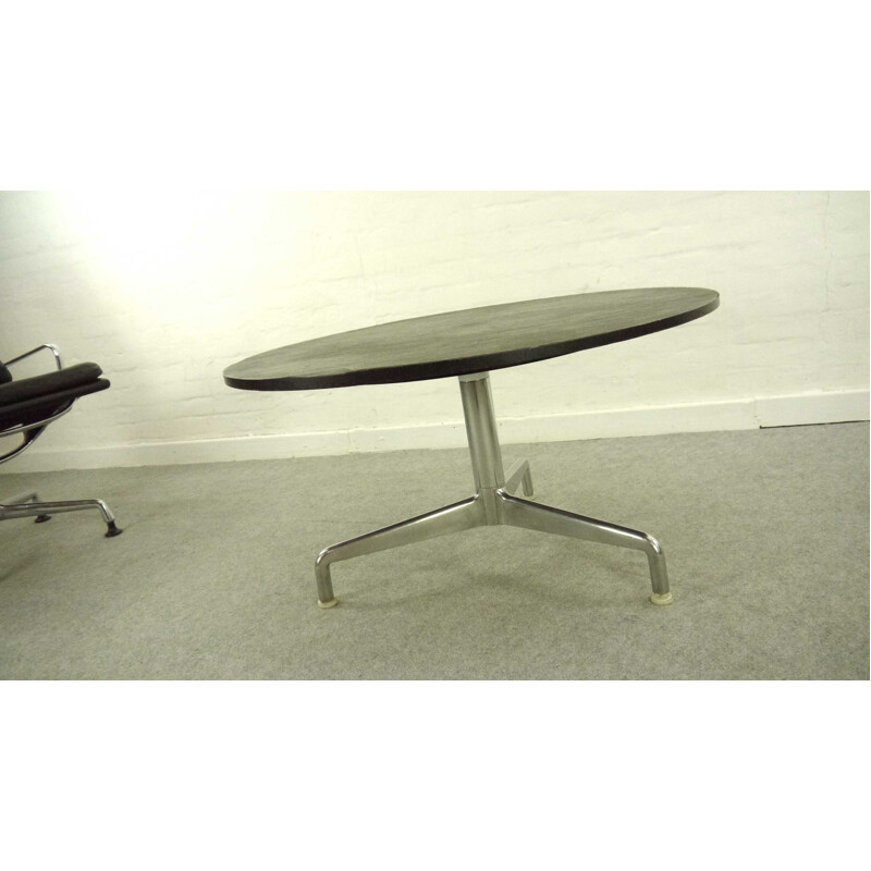 Round coffee table in aluminum with tripod base