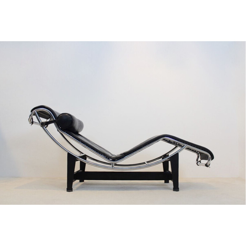 Longe chair Le Corbusier LC4 for Cassina in Black Leather, by Pierre Jeanneret & Charlotte Perriand