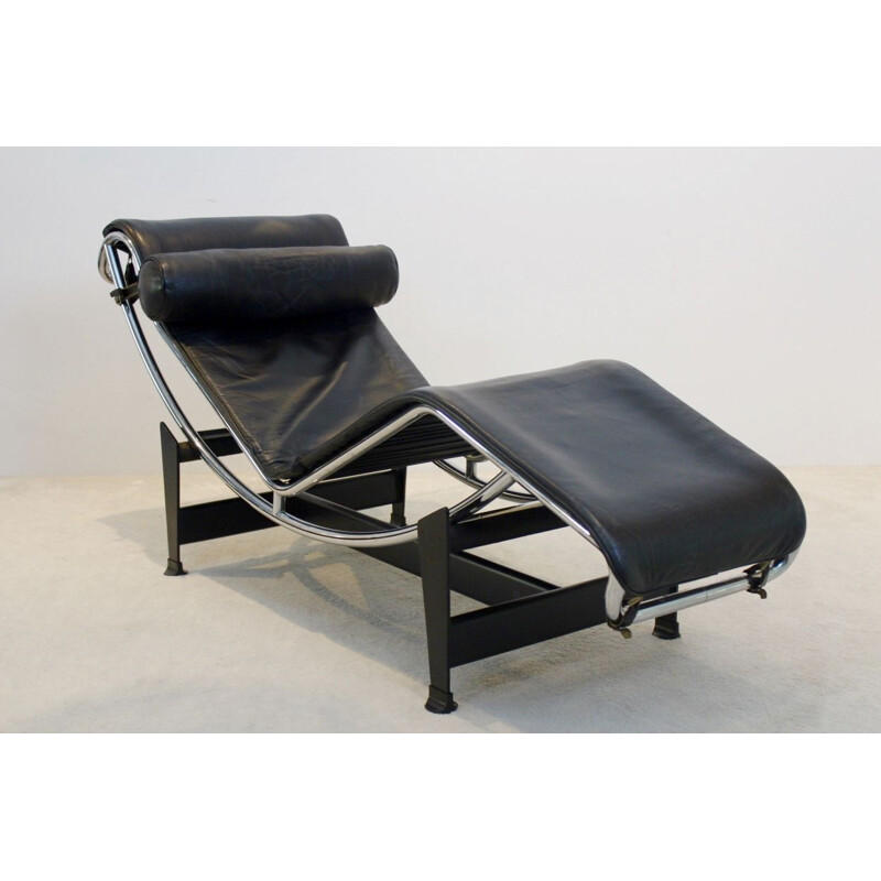 Longe chair Le Corbusier LC4 for Cassina in Black Leather, by Pierre Jeanneret & Charlotte Perriand